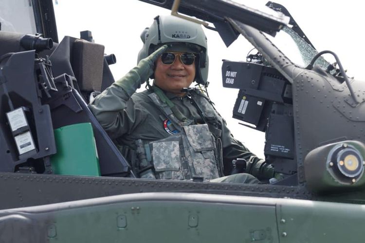 Kepala Staf Angkatan Darat (KSAD) Jenderal Dudung Abdurachman menerbangkan helikopter serang AH-64E Apache dari Hanggar Skadron-11/Serbu Pangkalan Utama TNI AD (Lanumad) Ahmad Yani, Semarang, Jawa Tengah, Selasa (11/1/2022). 