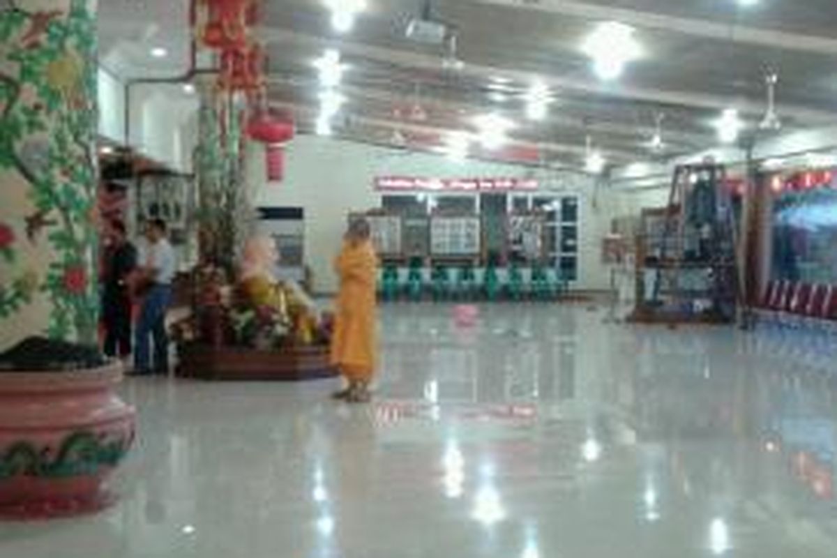 Suasana di Vihara Ekayana, Duri Kepa, Kebon Jeruk, Jakarta Barat, Senin (5/8/2013) pagi pasca ledakan yang terjadi di tempat tersebut, Minggu (4/8/2013) malam