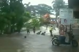 Tanggul Kali Irigasi Cadas-Kukun Jebol, Air Genangi Perumahan Kutabumi 2 Tangerang