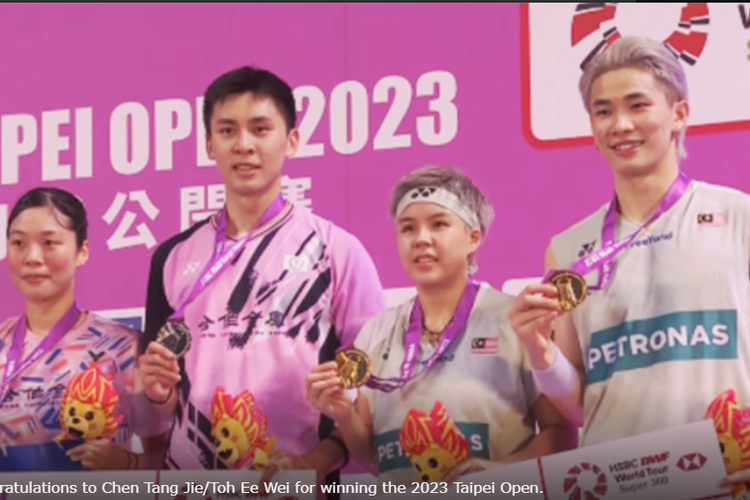Ganda campuran Malaysia, Chen Tang Jie/Toh Ee Wei (kanan), naik podium utama Taipei Open 2023.