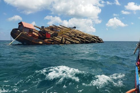 Kapal Tongkang Muatan Batang Kayu Kandas di Perairan Sumenep, Nakhoda dan 9 ABK Belum Dievakuasi 