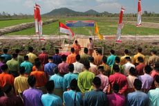 Pejabat Kabupaten Ini Dilantik di Sawah dan Kuburan