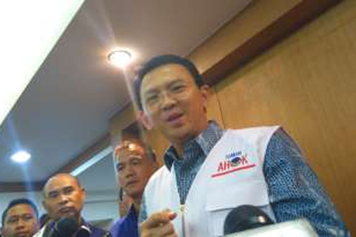 Gubernur DKI Jakarta Basuki Tjahaja Purnama mengenakan rompi Teman Ahok pemberian Ketua Umum Partai Nasdem Surya Paloh. 