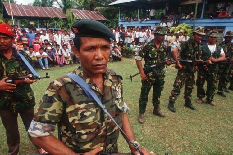 Mendiang Teungku Abdullah Safi'i, Panglima GAM, bersama tentara GAM dalam sebuah kegiatan pada Juni 1999 di wilayah Aceh.