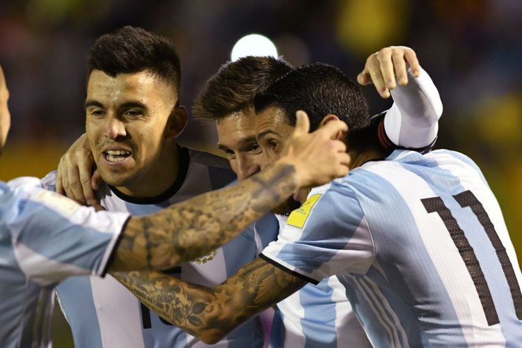 Para pemain Argentina merayakan gol yang dicetak Lionel Messi dalam laga versus Ekuador pada laga Kualifikasi Piala Dunia 2018, Rabu (11/10/2017).