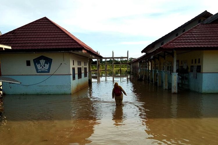 Banjir di Kecamatan Sembakung di hari ke 3 justru mengalami kenaikan. Beberapa warga di beberapa desa bahkan mulai mengungsi karena rumah mereka semakin parah terendam banjir. 