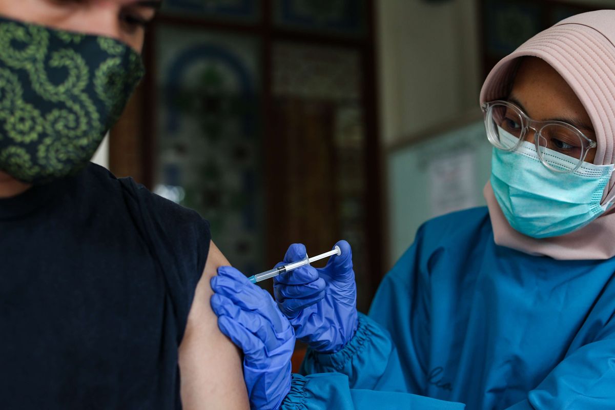 Vaksinasi covid-19 warga perumahan Griya Melati, Bogor, Selasa (15/6/2021). Pemkot Bogor sebelumnya memberlakukan karantina wilayah atau lockdown di Perumahan Griya Melati akibat 90 warga perumahan ini positif covid-19.