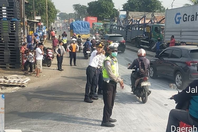 Evakuasi Truk Terguling di Cakung Selesai, Lalu Lintas Jalan Raya Bekasi Kembali Normal