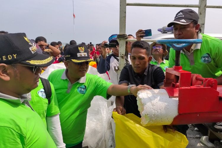 Wali Kota Tegal Dedy Yon Supriyono dan wakilnya M. Jumadi melihat mesin pencacah styrofoam saat peringatan Hari Peduli Sampah Nasional 2020, di Pantai Batamsari, Tegal Timur, Kota Tegal, Jumat (13/3/2020)