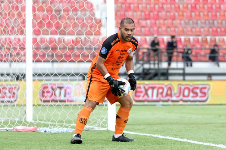 Penjaga gawang Persija Jakarta Andritany Ardhiyasa saat laga pekan ke-26 Liga 1 2023-2024 melawan Arema FC yang berakhir dengan skor 3-2 di Stadion Kapten I Wayan Dipta Gianyar, Senin (26/2/2024) sore.