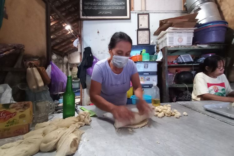 Wasiyati (ungu) saat membuat bakpia di rumaj produksinya, Sanggrahan, Ngampilan, Kota Yogyakarta, Jumat (6/5/2022)