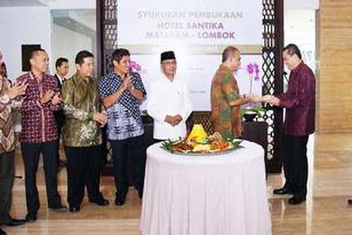 Peresmian Hotel Santika Mataram-Lombok, Jumat (15/6/2012), di Mataram, NTB, ditandai dengan pemotongan tumpeng oleh Dirut PT Metro Lombok Asri, H. Farid Amir lalu diserahkan kepada Lilik Oetama selaku Direktur Eksekutif PT. Grahawita Santika.
