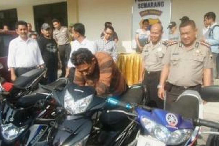 Tim Resmob Polrestabes Semarang menunjukkan unit kendaraan yang dicuri dua pelaku Iman dan Agustinus, Senin (2/11/2015).