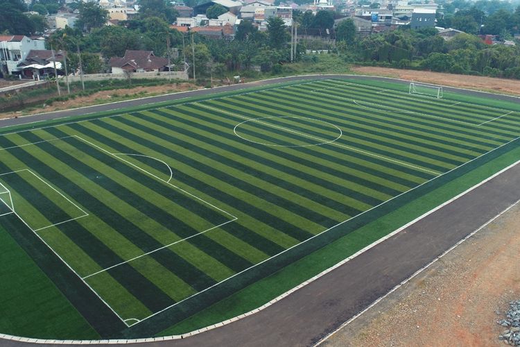 Lapangan sepak bola di Gelanggang Olahraga (GOR) Nambo Jaya.