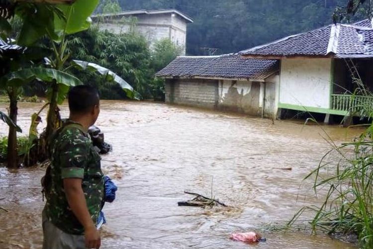 Peristiwa bencana banjir yang terjadi di wilayah Kabupaten Cianjur yang merendam permukiman penduduk beberapa waktu lalu.