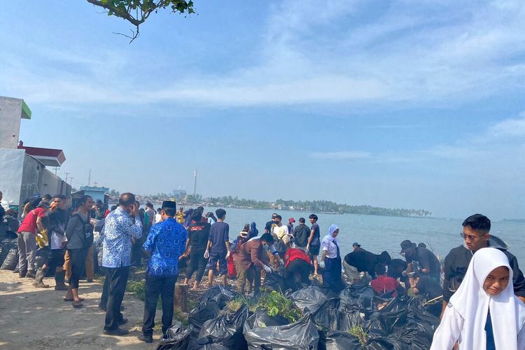Aksi bersih-bersih Pantai Teluk, di Kecamatan Labuan, Kabupaten Pandeglang, Provinsi Banten yang dilakukan oleh Pandawara Group dan ratusan masyarakat, Senin (22/5/2023).