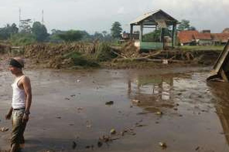 Salah seorang korban menunjukkan lokasi rumahnya yang kini menjadi lapangan akibat diterjang banjir bandang di Bojong Sudika, Tarogong Kidul, Garut, Kamis (22/9/2016).