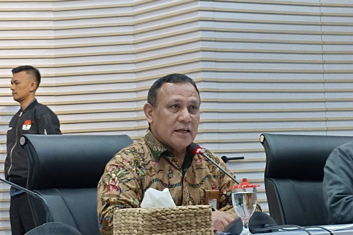 Ketua Komisi pemberantasan Korupsi (KPK) Firli Bahuri menepis isu yang menyebut dirinya menerima uang sejumlah 1 miliar dollar dari Menteri Pertanian (Mentan) Syahrul Yasin Limpo, Kamis (5/10/2023).