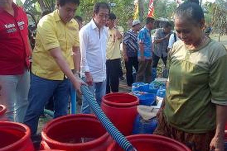  Direktur PT Sidomuncul Irwan Hidayat (berbaju putih) menyaksikan bantuan air bersih didesa Pulokulon, Kabupaten Grobogan, Rabu (12/8/2015) 
