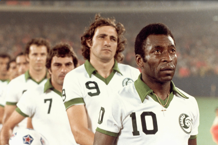 Tangkapan layar Pele (pria dengan nomor punggung 10) saat masih di klub sepak bola New York Cosmos.