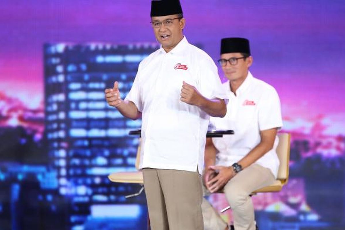 Calon gubernur DKI Jakarta 2017, Anies Baswedan memaparkan visi misi saat debat ketiga calon gubernur dan wakil gubernur DKI Jakarta 2017 yang diselenggarakan Komisi Pemilihan Umum Provinsi DKI Jakarta di Hotel Bidakara, Jakarta, Jumat (10/2/2017). Debat yang terdiri dari enam segmen ini meiliki subtema pemberdayaan perempuan, perlindungan anak, anti-narkotika, dan kebijakan untuk disabilitas.