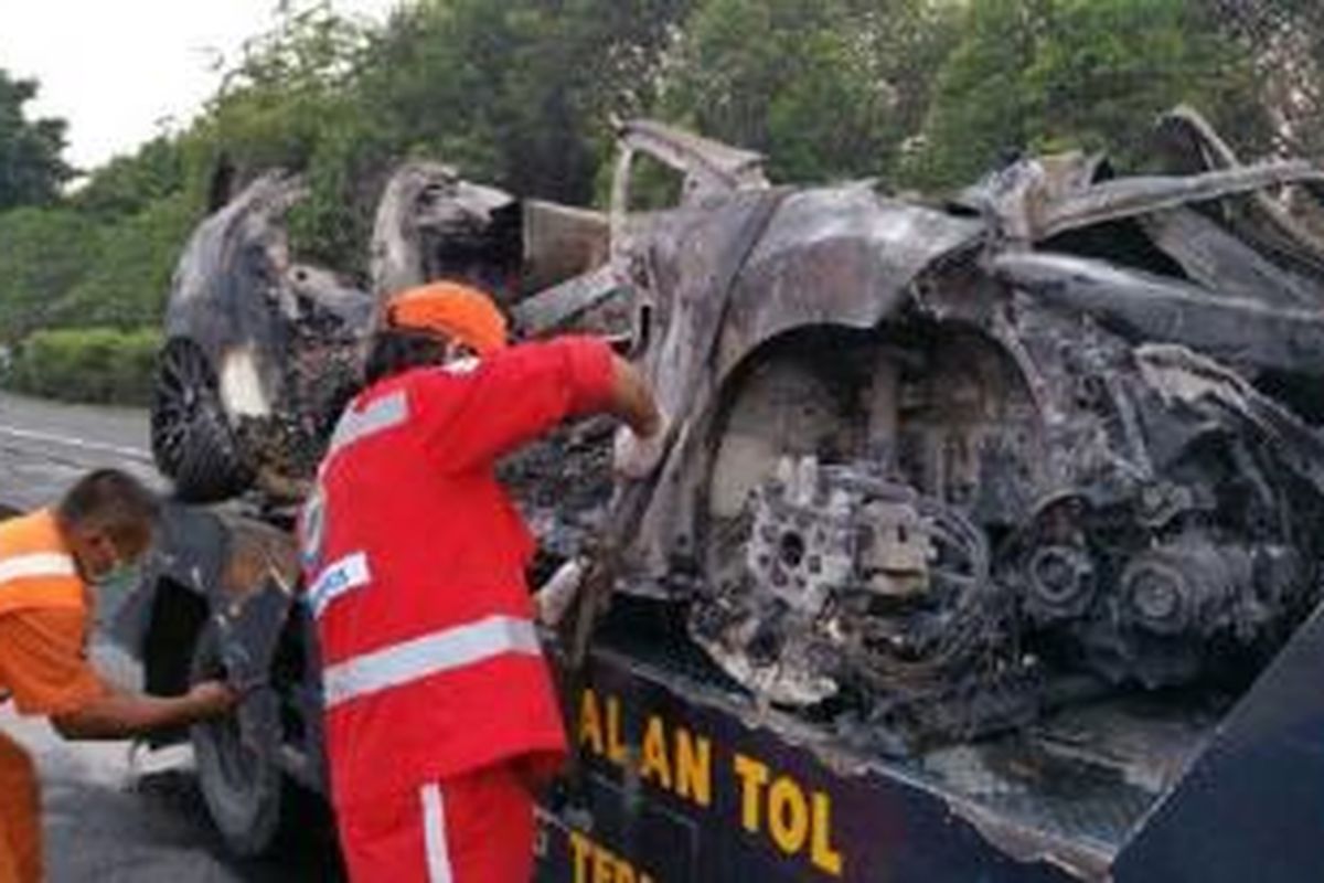 Mobil Ford terbakar di Jalan Tol Jagorawi dan tersisa rangka