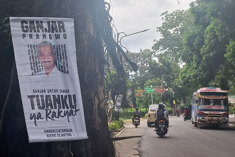 Salah satu poster Calon Presiden (Capres) Ganjar Pranowo yang ditempel di pohon jalan yang bertempat di Jalan MH Sitorus, Kota Pematang Siantar, Provinsi Sumut.