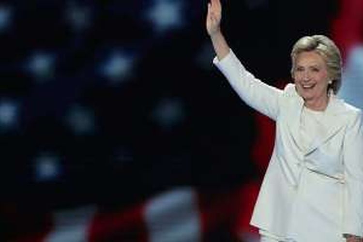 Busana kemeja dan pantsuit Ralph Lauren dikenakan oleh Hillary Clinton