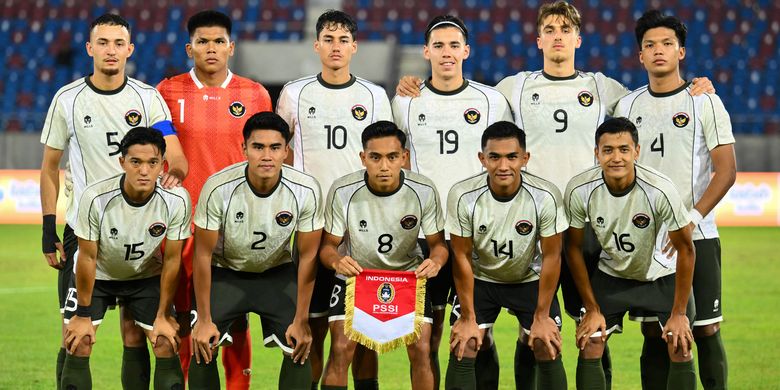 Sejumlah pesepak bola Timnas Indonesia U-22 berpose sebelum bertanding melawan Timnas Filipina pada pertandingan babak penyisihan Grup C Sepak Bola SEA Games 2025 di The 700th Anniversary of Chiang Mai Stadium, Chiang Mai, Thailand, Senin (8/12/2025). ANTARA FOTO/Nova Wahyudi/app/nym.
