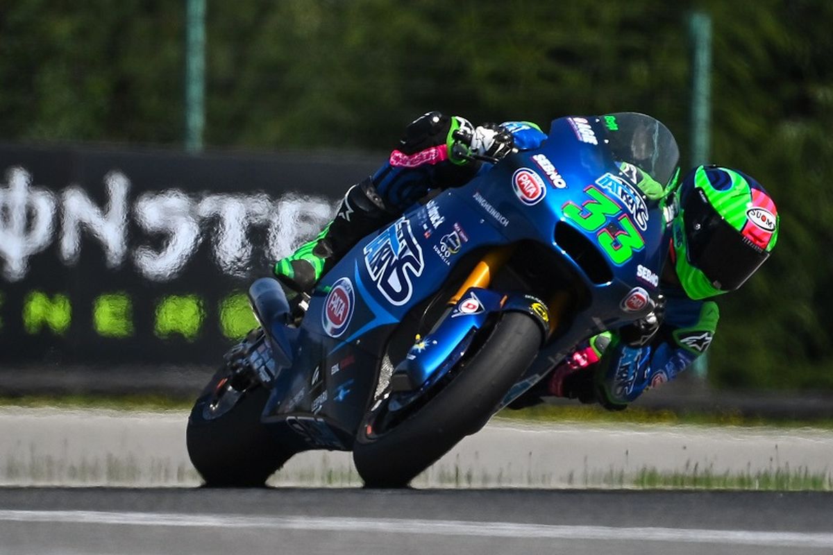 Pebalap Italia dari Italtrans Racing Team, Enea Bastianini berlaga di Moto 2 Czech Grand Prix di sirkuit Masaryk di Brno pada 9 Agustus 2020.