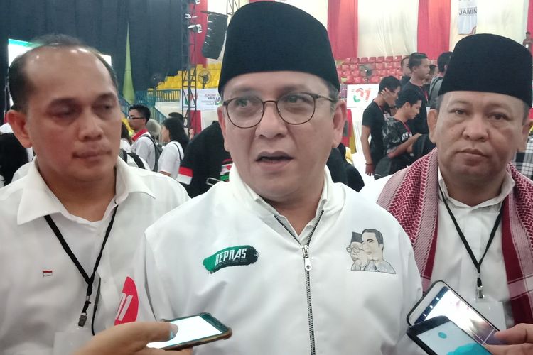 Ketua TKD Sumut Ivan Iskandar Batubara menjawab pertanyaan wartawan usai Pertemuan Terbatas Calon Presiden Nomor Urut 01 Joko Widodo dengan Masyarakat Sumatera Utara di Stadion Mini Pancing pada Jumat (5/4/2019) malam