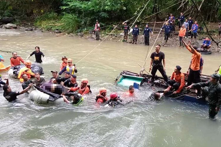 Petugas gabungan dari SAR Pagaralam, TNI, Polri, BPBD dan Tagana melakukan evakuasi Bus Sriwijaya rute Bengkulu - Palembang yang mengalami kecelakaan  di Liku Sungai Lematang, Prahu Dipo, Dempo Selatan, Kota Pagaralam, Sumatera Selatan, Rabu (25/12/2019). Hasil evakuasi dan pencarian korban pada hari kedua tercatat total jumlah korban meninggal sebanyak 35 orang dan korban selamat sebanyak 13 orang .