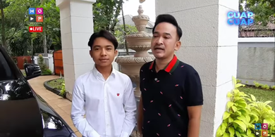 Presenter Ruben Onsu (kanan) menemani putranya tes wawancara di salah satu SMA di Jakarta.