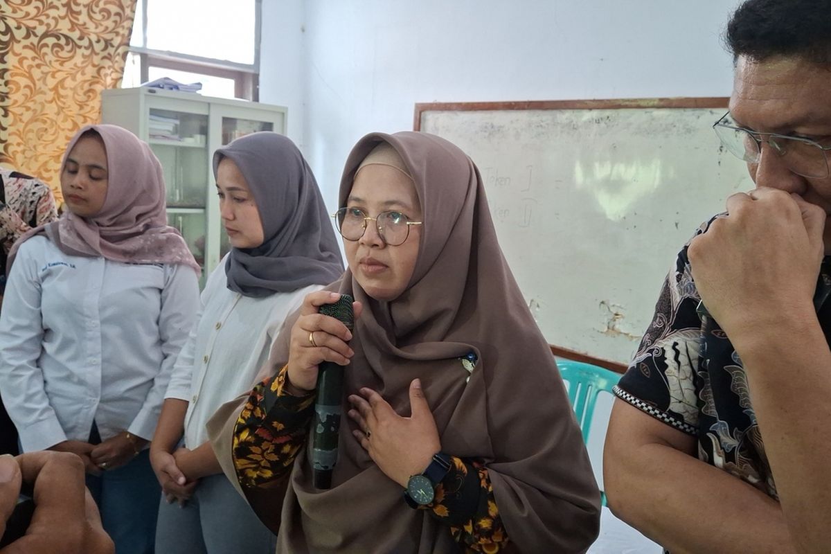Kepala Sekolah SMAN 1 Cimarga, Dini Pitria, saat proses perdamaian dengan orang tua murid di SMAN 1 Cimarga, Kamis (16/10/2025).