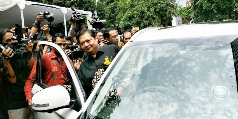 Menteri Perindustrian (Menperin) Airlangga Hartarto saat menjajal atau test drive mobil Mitsubishi Outlander hybrid di Kemenperin, Jakarta, Senin (26/2/2018).