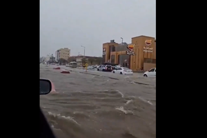 Banjir Bandang Terjang Jeddah Arab Saudi, Jalanan Berubah Bak Sungai