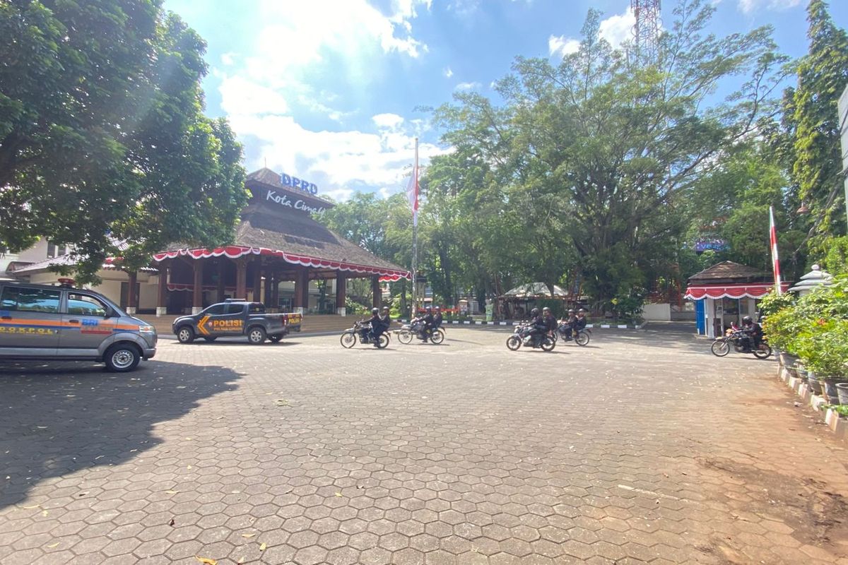 Suasana Kantor DPRD Cimahi mulai dijaga polisi menjelang aksi unjuk rasa tang akan dilakukan aliansi mahasiswa cmCimahi pda Selasa (2/9/2025) siang.