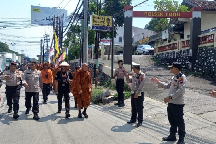 36 Biksu Thudong Akan Singgah di Masjid Kauman Semarang, Ini Tujuannya