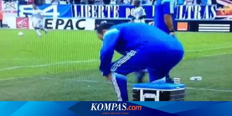 Serius Amati Laga Pelatih Marseille Duduki Gelas Berisi Kopi Panas