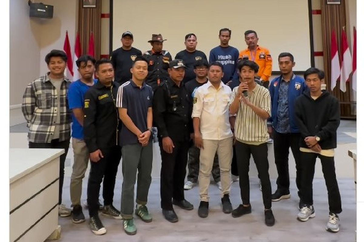  Pandawara bersama sejumlah pihak, di antaranya karang taruna dan kepala desa Sangrawayang, Sukabumi, Jawa Barat.