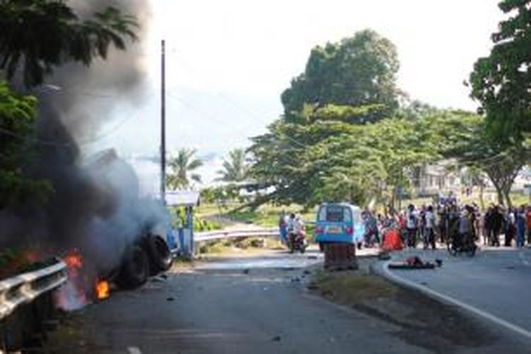 Kecelakaan maut terjadi di kawasan Halong, Kecamatan Baguala, Jumat (27/3/2015). Tabrakan yang melibatkan truk tronton dan sejumlah mobil dan angkot ini menyebabkan empat orang tewas dan belasan luka-luka.