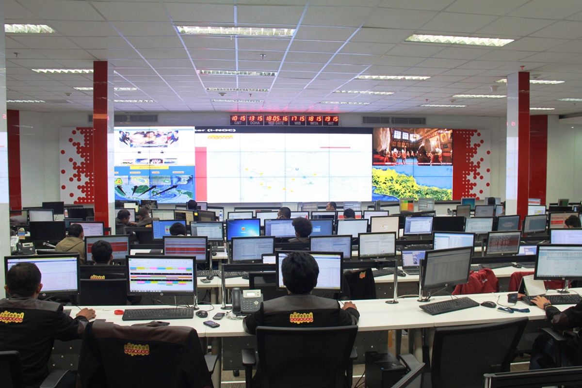 Suasana di dalam i-NOC (Indosat Ooredoo Network Operation Center).