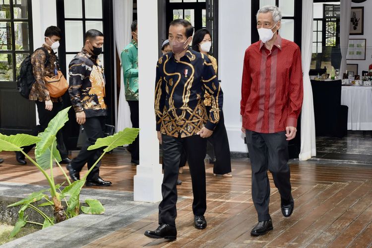 Presiden Joko Widodo (kedua kanan) berjalan bersama Perdana Menteri Singapura Lee Hsien Loong (kanan) di The Sanchaya Resort Bintan, Kabupaten Bintan, Kepulauan Riau, Selasa (25/1/2022). Pertemuan tersebut membahas upaya penguatan kerja sama bilateral yang mana pada tahun ini merupakan tahun peringatan 55 tahun hubungan diplomatik Indonesia-Singapura.