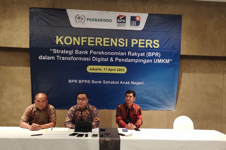 Dari kiri ke kanan, Gede Hartadi, Ketua Bid Organisasi, Tedy Alamsyah (Ketua Umum Perbarindo), Ascar Setiyono (Sekjen Perbarindo) dalam acara Seminar Nasional bertajuk Memperkuat Kompetensi Digital untuk SDM BPR/BPRS: Keterampilan dan Kemampuan untuk Masa Depan pada Selasa (11/04/2023). 