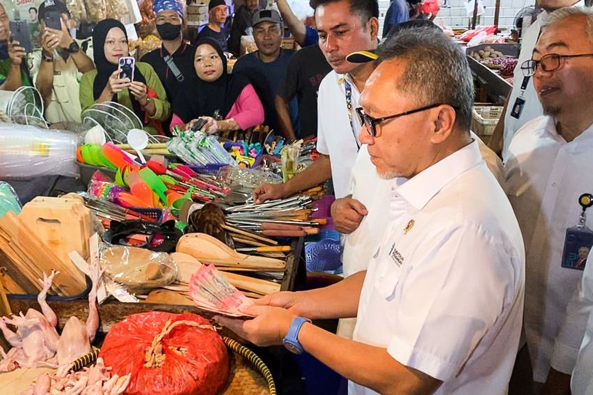 Menteri Perdagangan (Mendag) Zulkifli Hasan menyidak Pasar Klender SS di Jatinegara, Cakung, Jakarta Timur, Senin (26/2/2024).