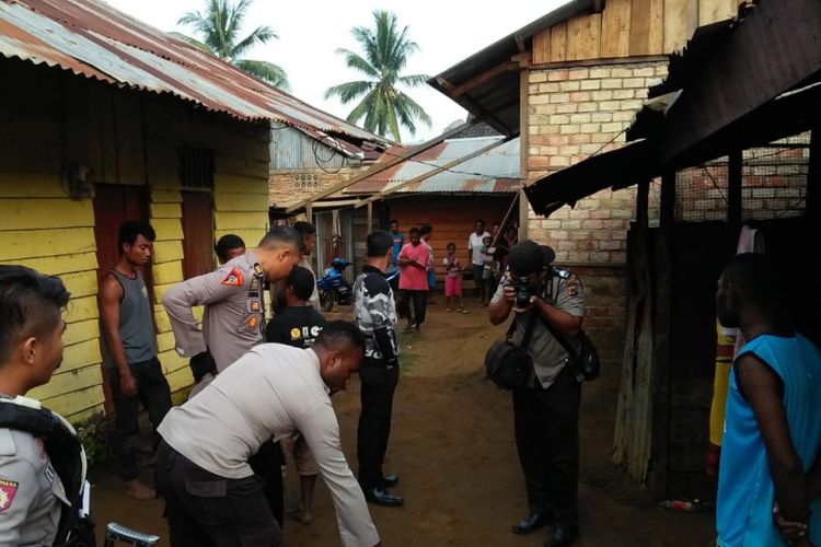 Aparat kepolisian melalukan olah tempat kejadian perkara 