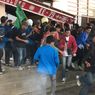 Demo Tolak Revisi UU Pilkada di Ambon Ricuh, Mahasiswa Lempari Kantor DPRD Maluku