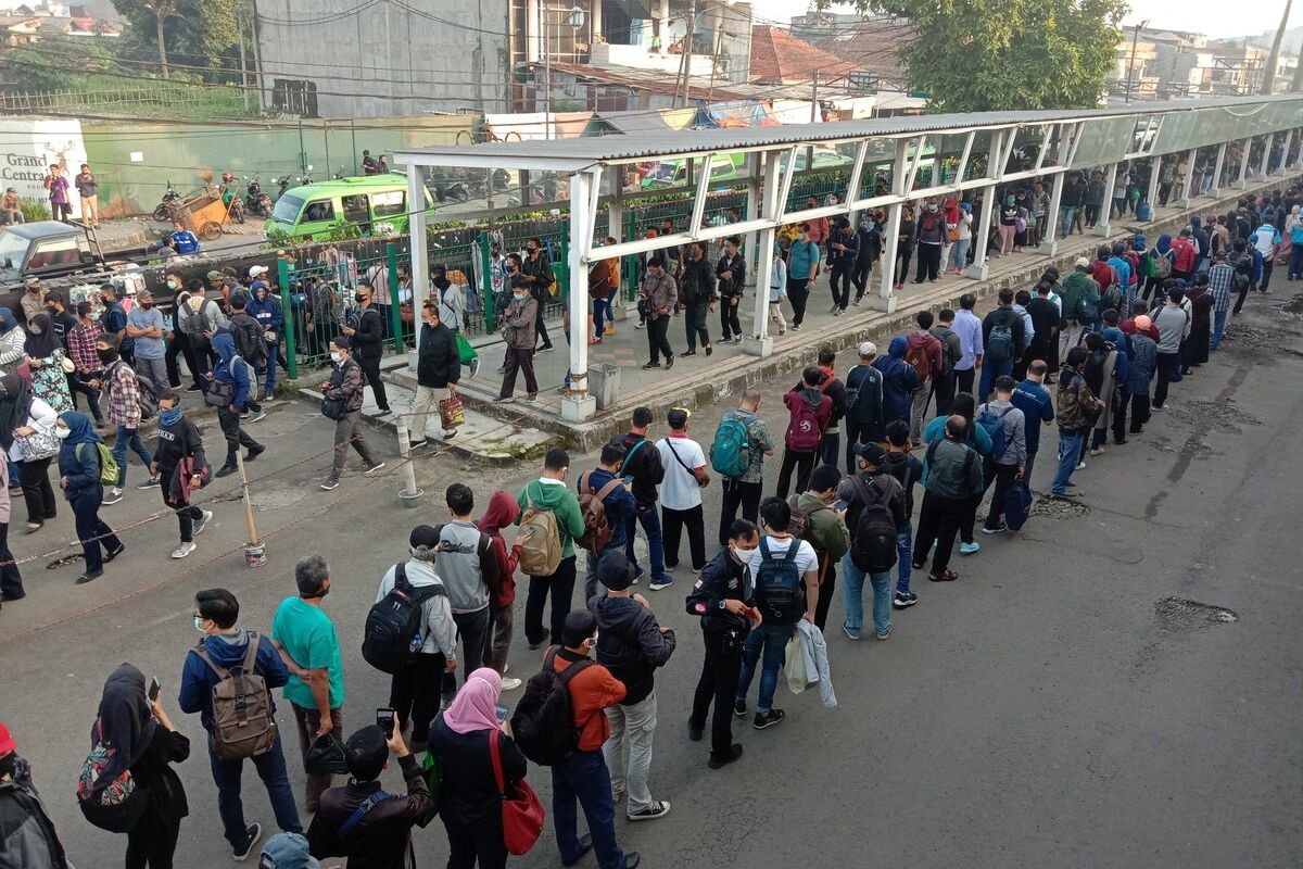antrian penumpang terjadi di Stasiun Bogor, Senin (8/6/2020)