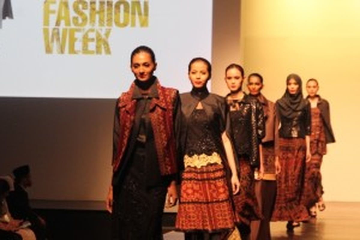 Koleksi busana Stephanus Hamy membuka pekan busana Jakarta Islamic Fashion Week di Jakarta Convention Center, 26 hingga 30 Juni 2013.