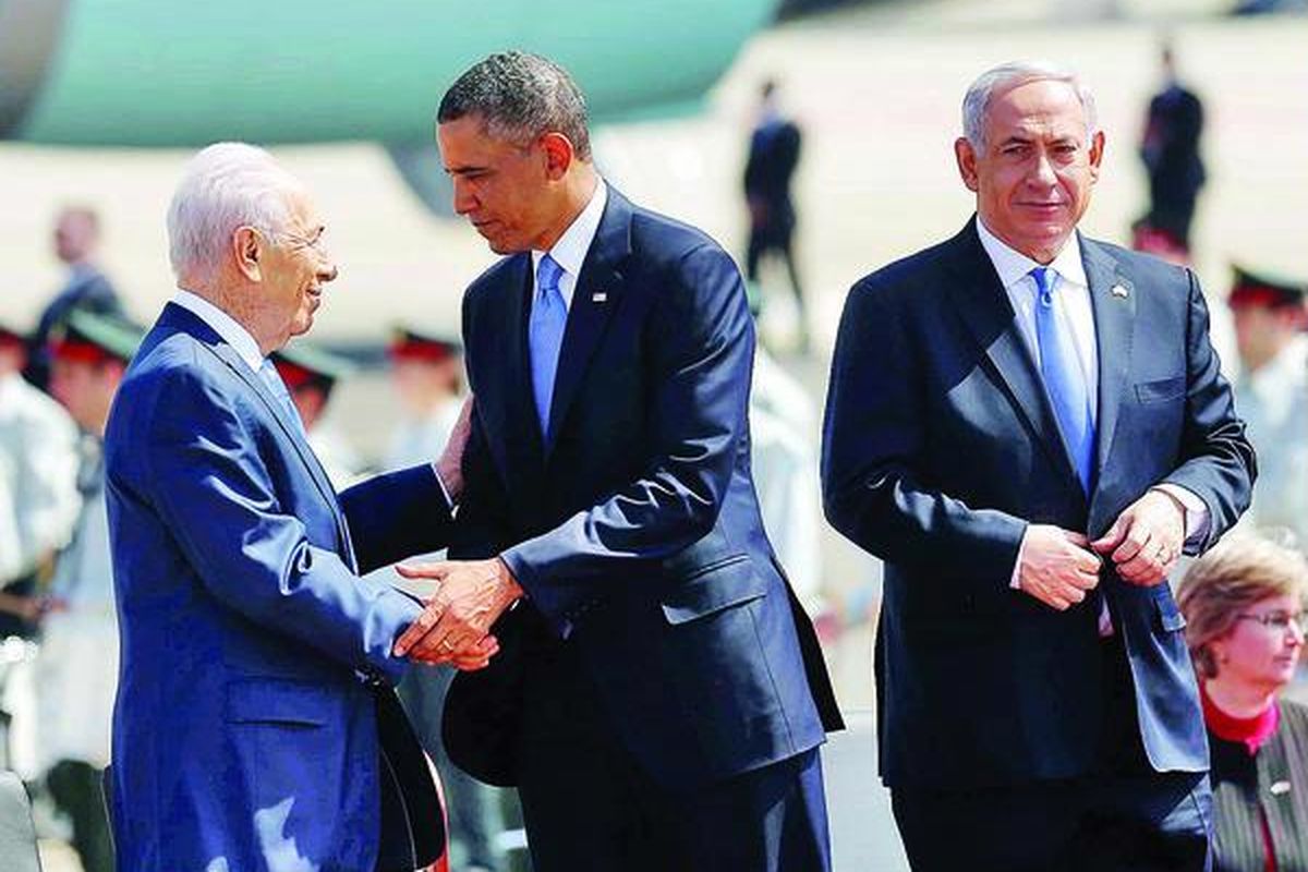 Presiden AS Barack Obama menjabat tangan Presiden Israel Shimon Peres, sementara Perdana Menteri Israel Benjamin Netanyahu (kanan) berdiri menunggu di panggung kehormatan dalam upacara penyambutan di Bandar Udara Internasional Ben Gurion, Tel Aviv, Israel, Rabu (20/3). Ini adalah kunjungan pertama Obama ke Israel sebagai Presiden AS.